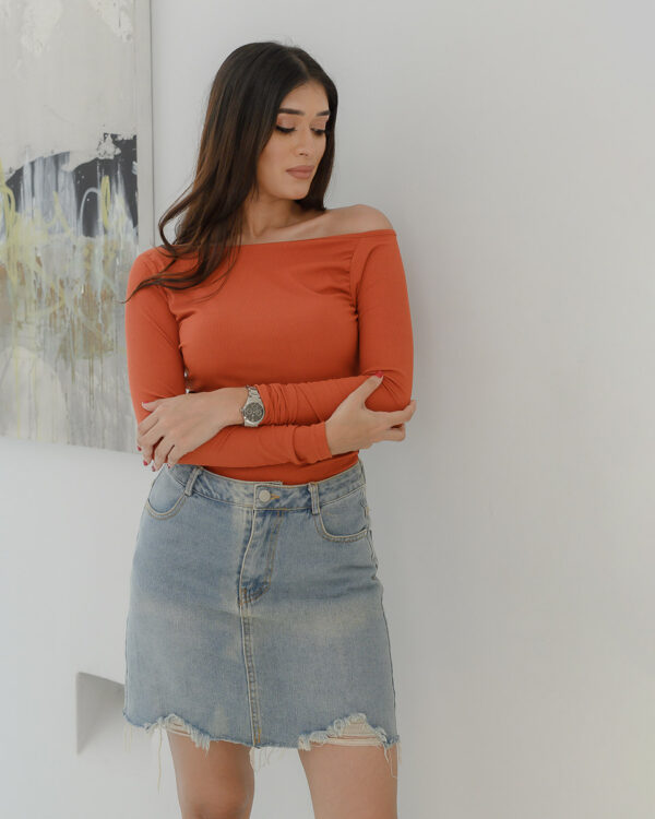 AURA LONG - SLEEVE ASYMMETRICAL NECKLINE PLEATED T-SHIRT - DUST ORANGE - Image 4