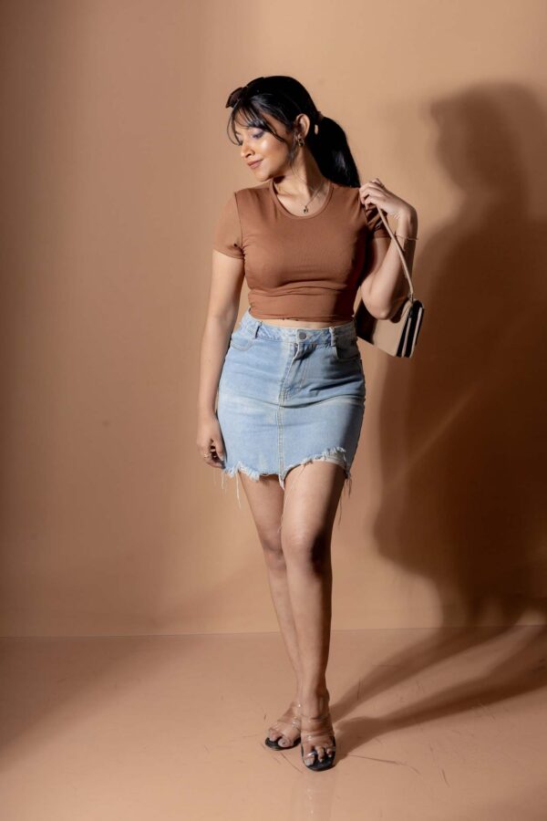 DOWNTOWN SHORT SLEEVE TIE BACK CROP TOP - MOCHA BROWN
