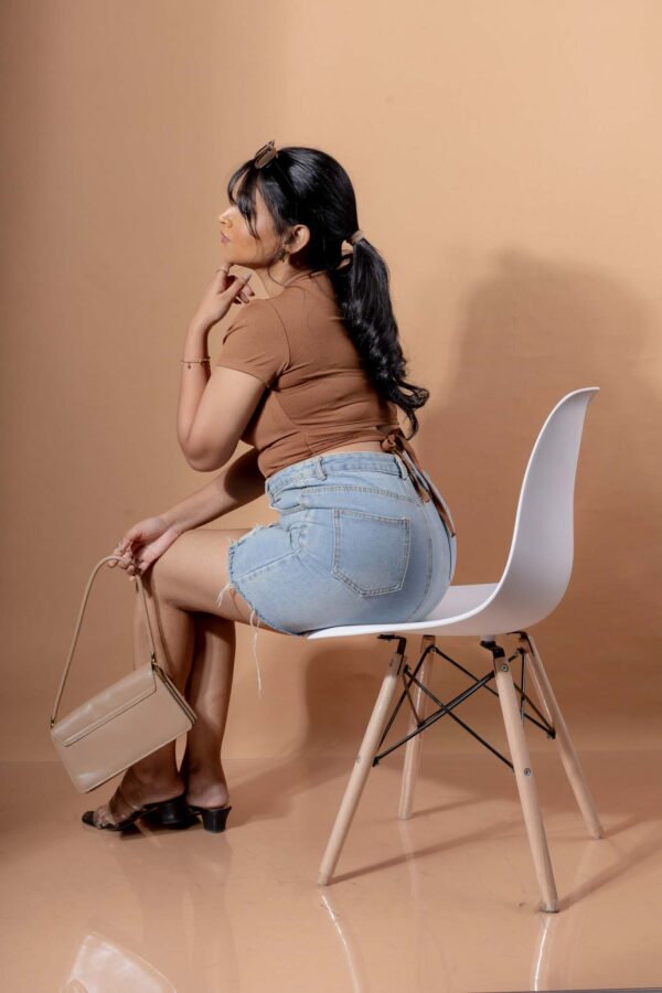 DOWNTOWN SHORT SLEEVE TIE BACK CROP TOP - MOCHA BROWN - Image 4