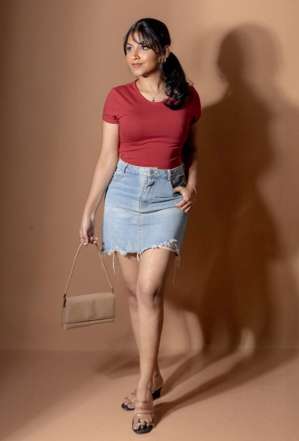 DOWNTOWN SHORT SLEEVE TIE BACK CROP TOP - MAROON RED